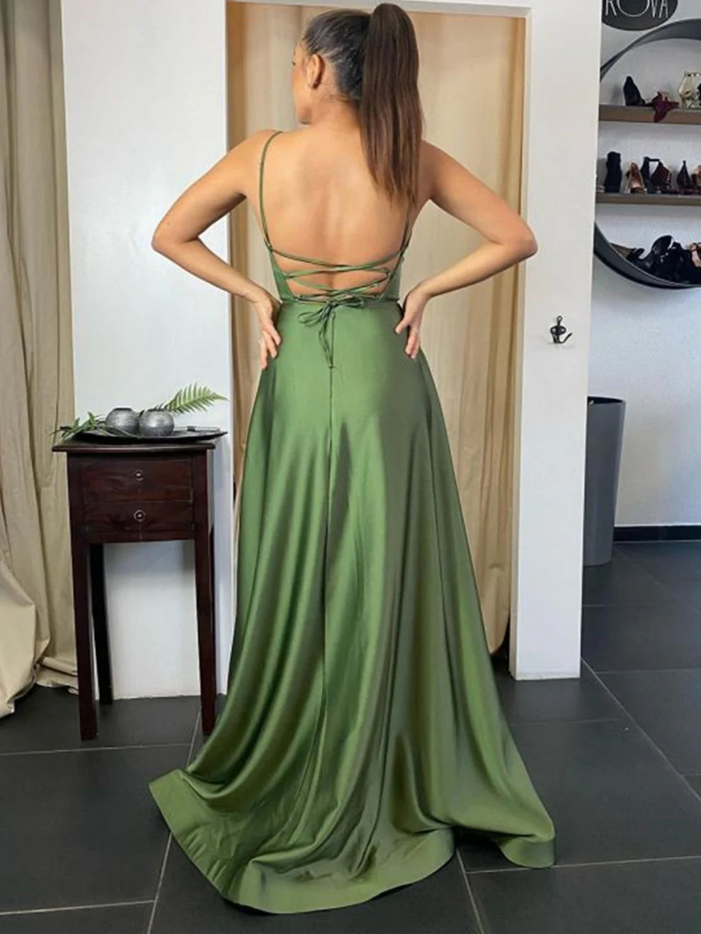 Vestido Weitese largo de corte A con espalda descubierta y abertura para graduación formal.
